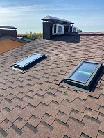 Два мансардных окна Fakro FTS-V U4 55х98 с окладами ESV на кровле из гибкой черепицы