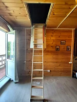 Чердачная лестница Fakro LWK в интерьере деревянного дома