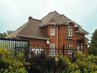 Кирпичный дом с коричневой кровлей Shinglas Модерн