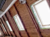 Установленные мансардные окна Fakro под деревянными стропилами