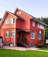 Загородный дом с фасадом Docke Flemish Красный жженый и крышей Ламонтерра RAL8017