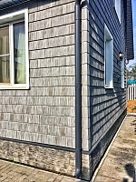 Угол дома с кровлей Shinglas Ранчо Серый и водосточной трубой