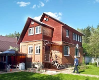 Дом до реконструкции: деревянный фасад и кирпичный первый этаж