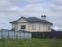 Общий вид дома с кровлей из металлочерепицы Металл Профиль Трамонтана Purman