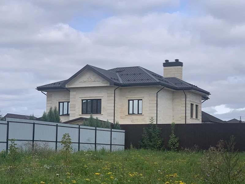 Общий вид дома с кровлей из металлочерепицы Металл Профиль Трамонтана Purman