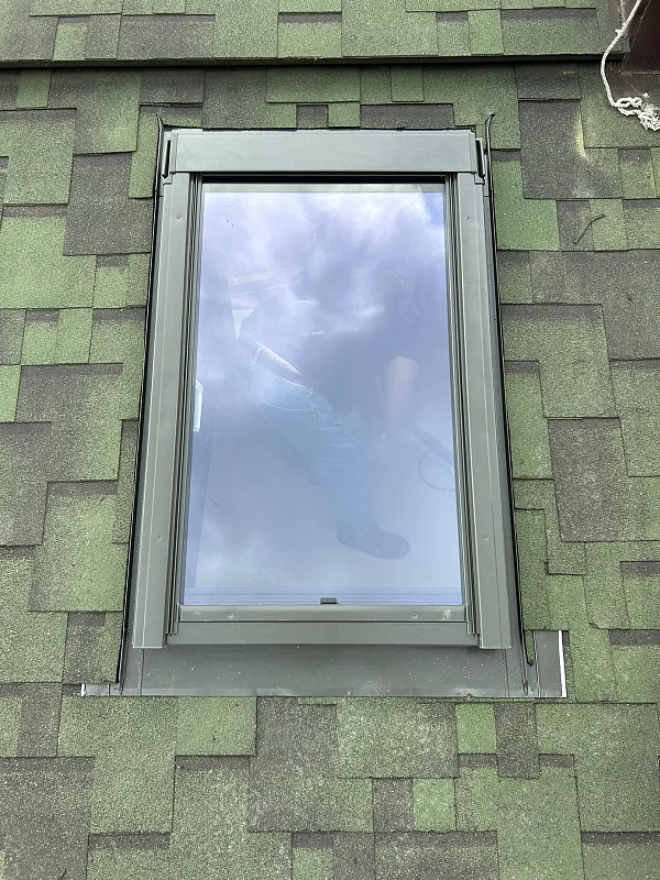 Мансардное окно Fakro FWP U3 78х118 в мягкой кровле, вид снаружи