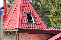 Открытое мансардное окно Fakro FPP-V U3 preSelect 55x98 на башне с красной кровлей