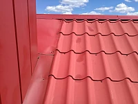 Красная металлочерепица RAL 3011 с примыканием к слуховому окну