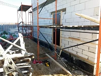 Завершающий этап обшивки фасада сайдингом