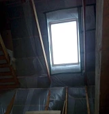 Мансардное окно Fakro FTS U2 Standart на мансарде с деревянной лестницей