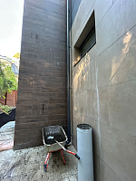 Монтаж водосточной системы на здании с керамогранитной отделкой