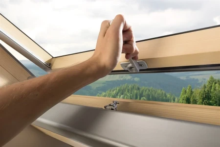 Мансардное окно Fakro LUX FTP-V U3 WiFi в Санкт-Петербурге фото