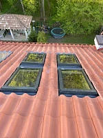 Четыре окна Fakro FTP-V U5 78х118 на керамической черепице, вид сверху