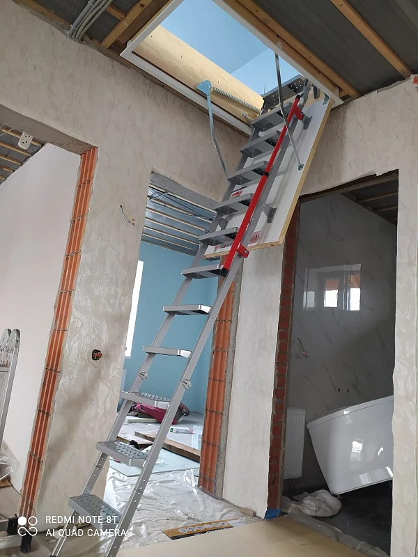 Чердачная лестница Fakro LML 70x120 в разложенном состоянии, вид сбоку