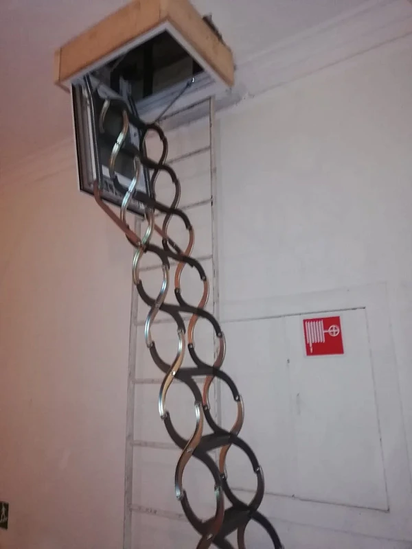 Ножничная лестница Fakro LSF 50x70 в разложенном виде