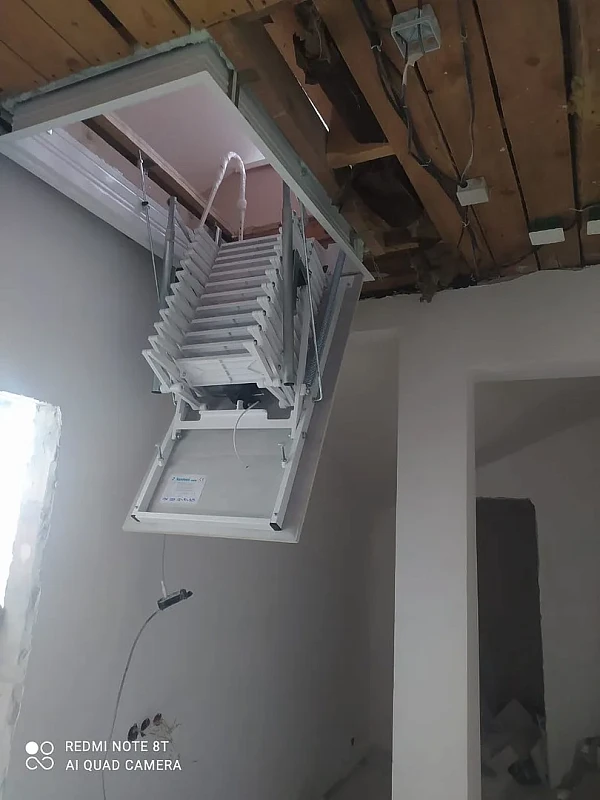 Люк-лестница Fantozzi Scale Motor Premium 70х120 в процессе раскладывания