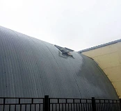 Мансардное окно Fakro на изогнутой металлической крыше ангара