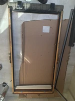 Пустая рама мансардного окна Velux после демонтажа