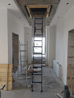 Металлическая раскладная чердачная лестница в разложенном состоянии