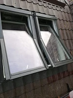 Два мансардных окна Fakro PTP-U3 ПВХ 78x140 на крыше, открыты для проветривания