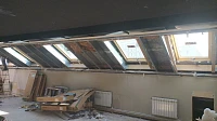 Мансардная комната с рядом окон Fakro во время ремонта